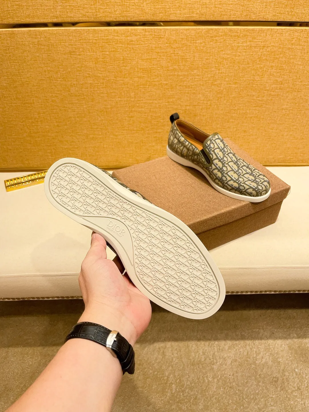 Factory price 380🔥[Dior] The latest 2024 new model is carefully crafted and set off the audience! An international brand that continues to innovate. This men's all-season casual shoe, the original version, has an all-leather upper, breathable and comfortable leather feet ➕Rubber non-slip outsole, breathable and comfortable, quality speaks for itself👄Color: two colors Size: 38-44